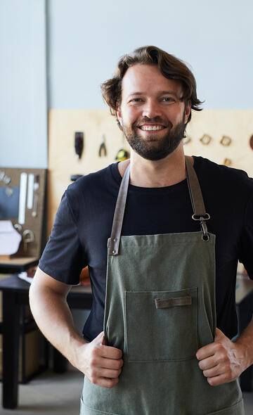 Artisan dans son atelier