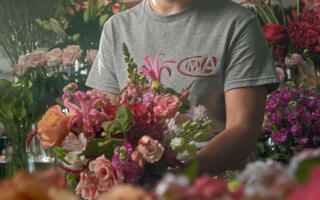 Artisane fleuriste portant un tee-shirt CMA en train de faire un bouquet